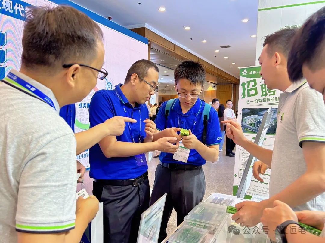 置恒工作人员为企业客户介绍产品